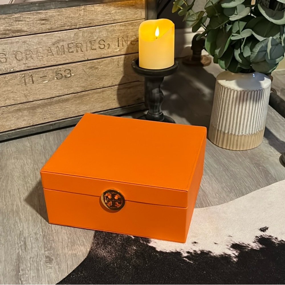 🧡✨Tory Burch Storage/Jewelry Signature Orange Box w/Gold Logo✨🧡 - Picture 3 of 9
